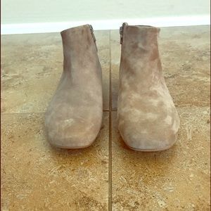 Seychelles beige booties with gold detailing